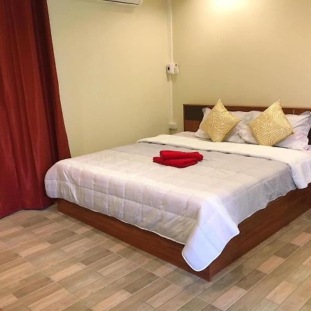 Hotel นพรัตน์การ์เด้นฮิลล์ à Uthai Thani Extérieur photo