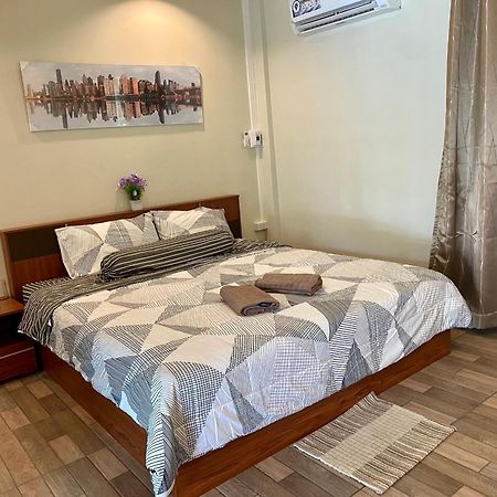 Hotel นพรัตน์การ์เด้นฮิลล์ à Uthai Thani Extérieur photo
