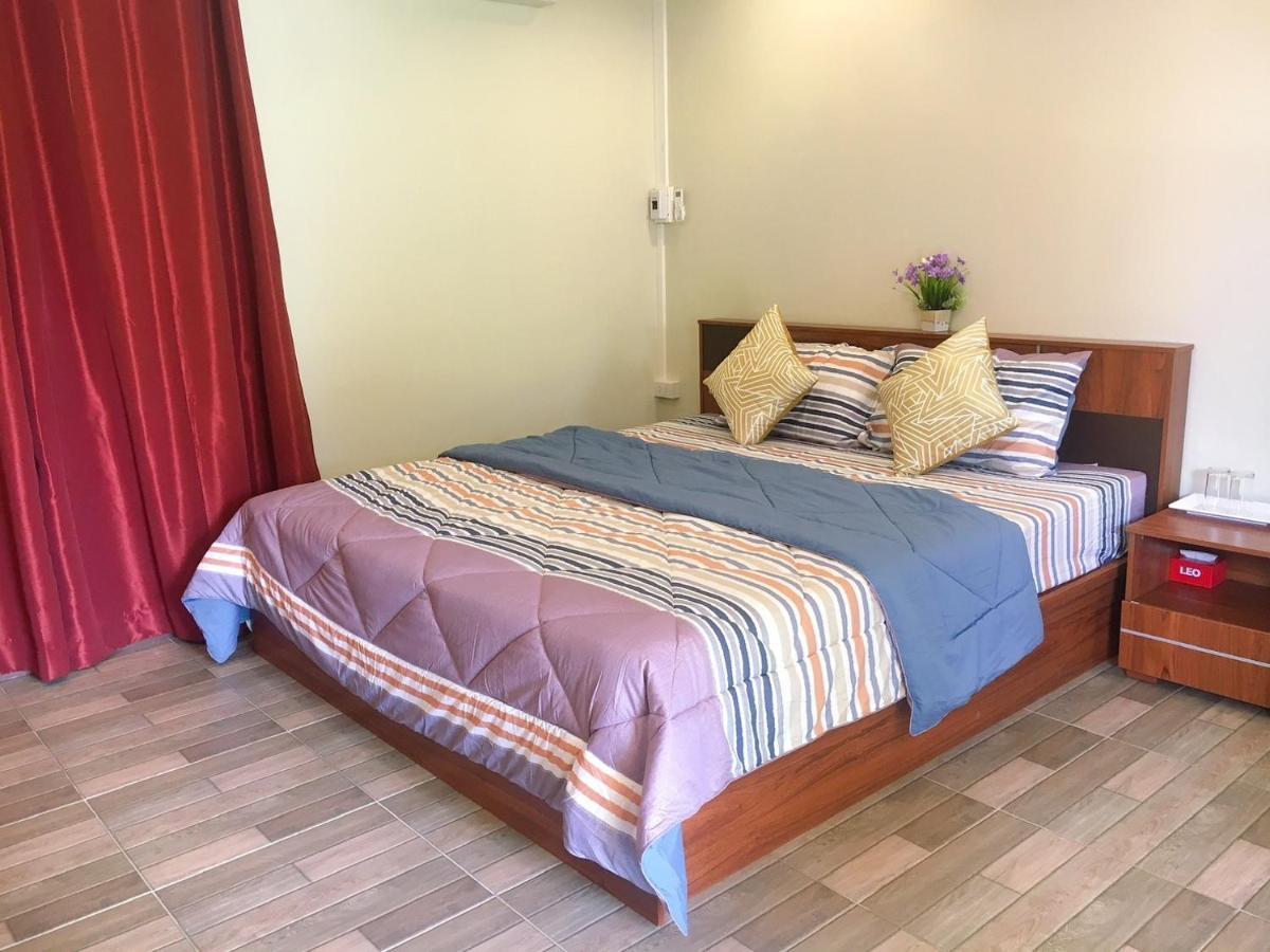 Hotel นพรัตน์การ์เด้นฮิลล์ à Uthai Thani Extérieur photo
