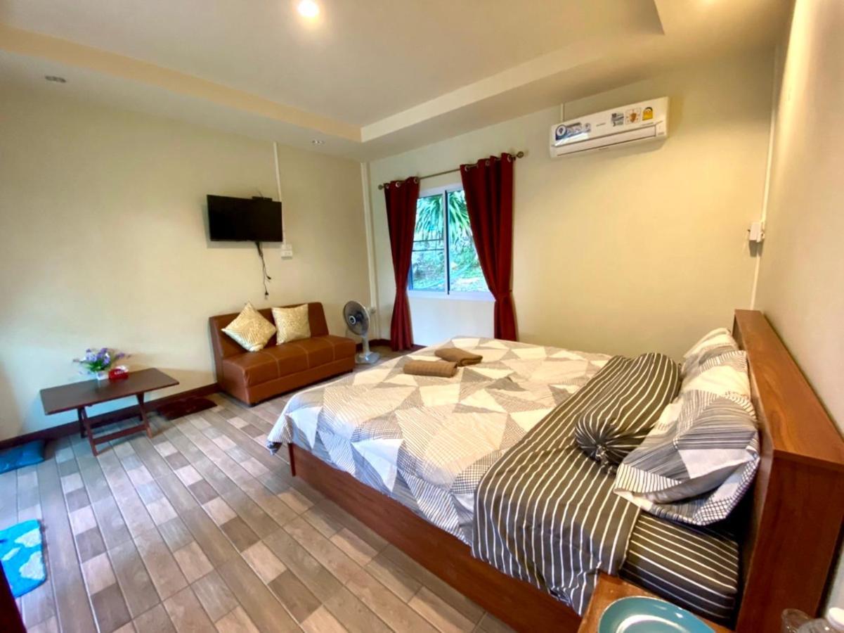 Hotel นพรัตน์การ์เด้นฮิลล์ à Uthai Thani Extérieur photo