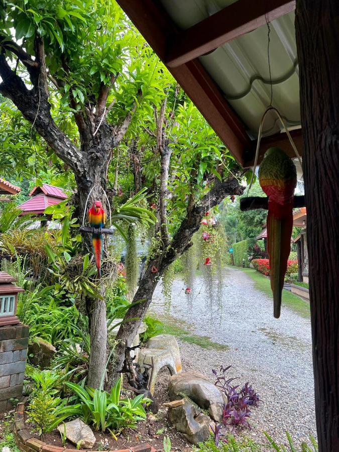 Hotel นพรัตน์การ์เด้นฮิลล์ à Uthai Thani Extérieur photo
