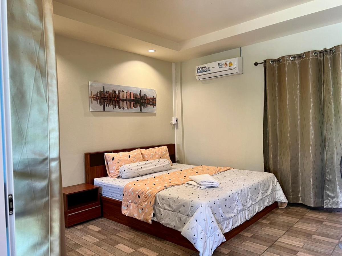 Hotel นพรัตน์การ์เด้นฮิลล์ à Uthai Thani Extérieur photo