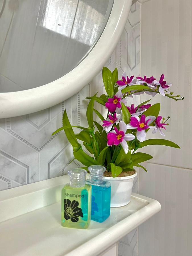 Hotel นพรัตน์การ์เด้นฮิลล์ à Uthai Thani Extérieur photo