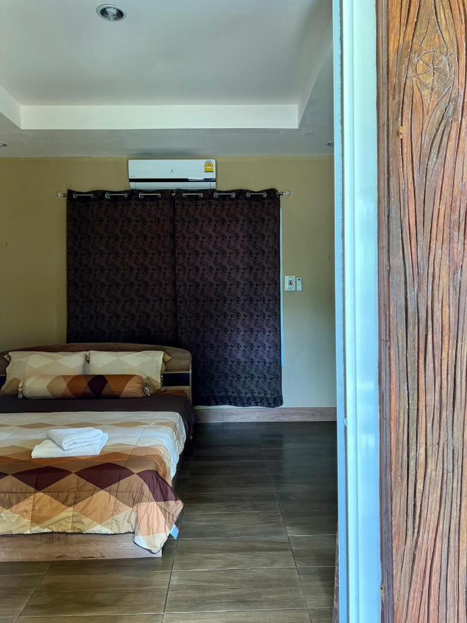 Hotel นพรัตน์การ์เด้นฮิลล์ à Uthai Thani Extérieur photo