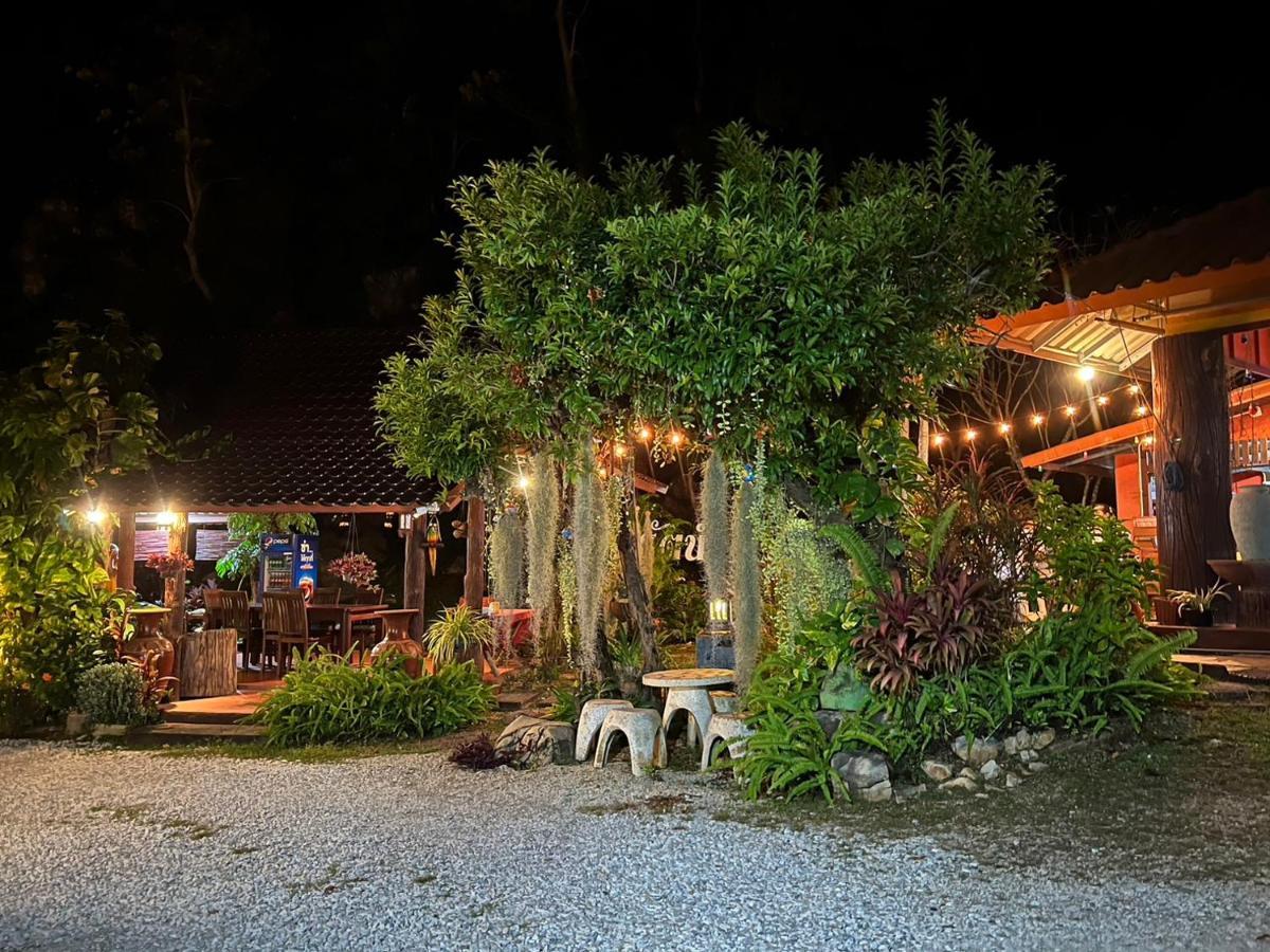 Hotel นพรัตน์การ์เด้นฮิลล์ à Uthai Thani Extérieur photo