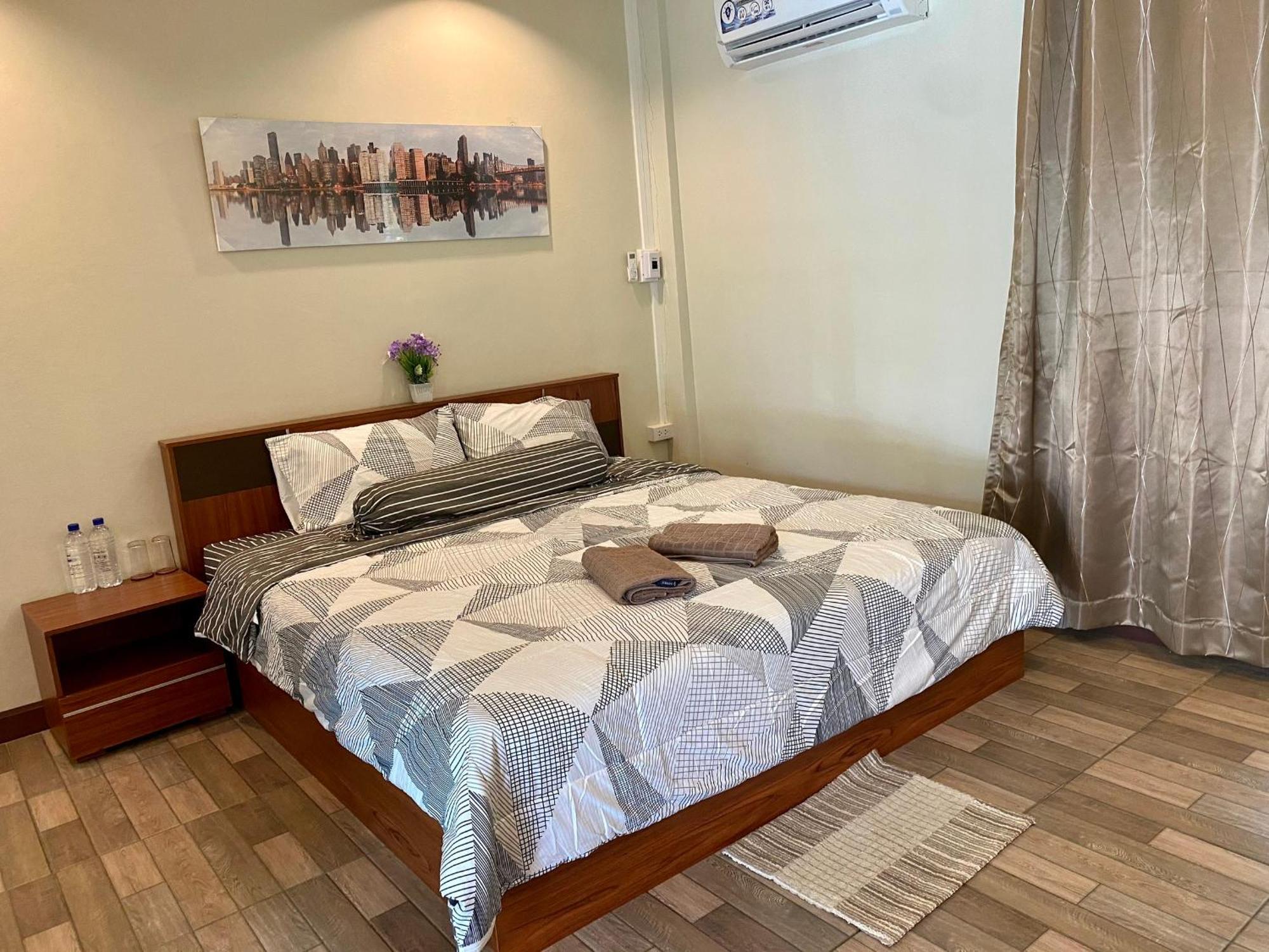 Hotel นพรัตน์การ์เด้นฮิลล์ à Uthai Thani Extérieur photo