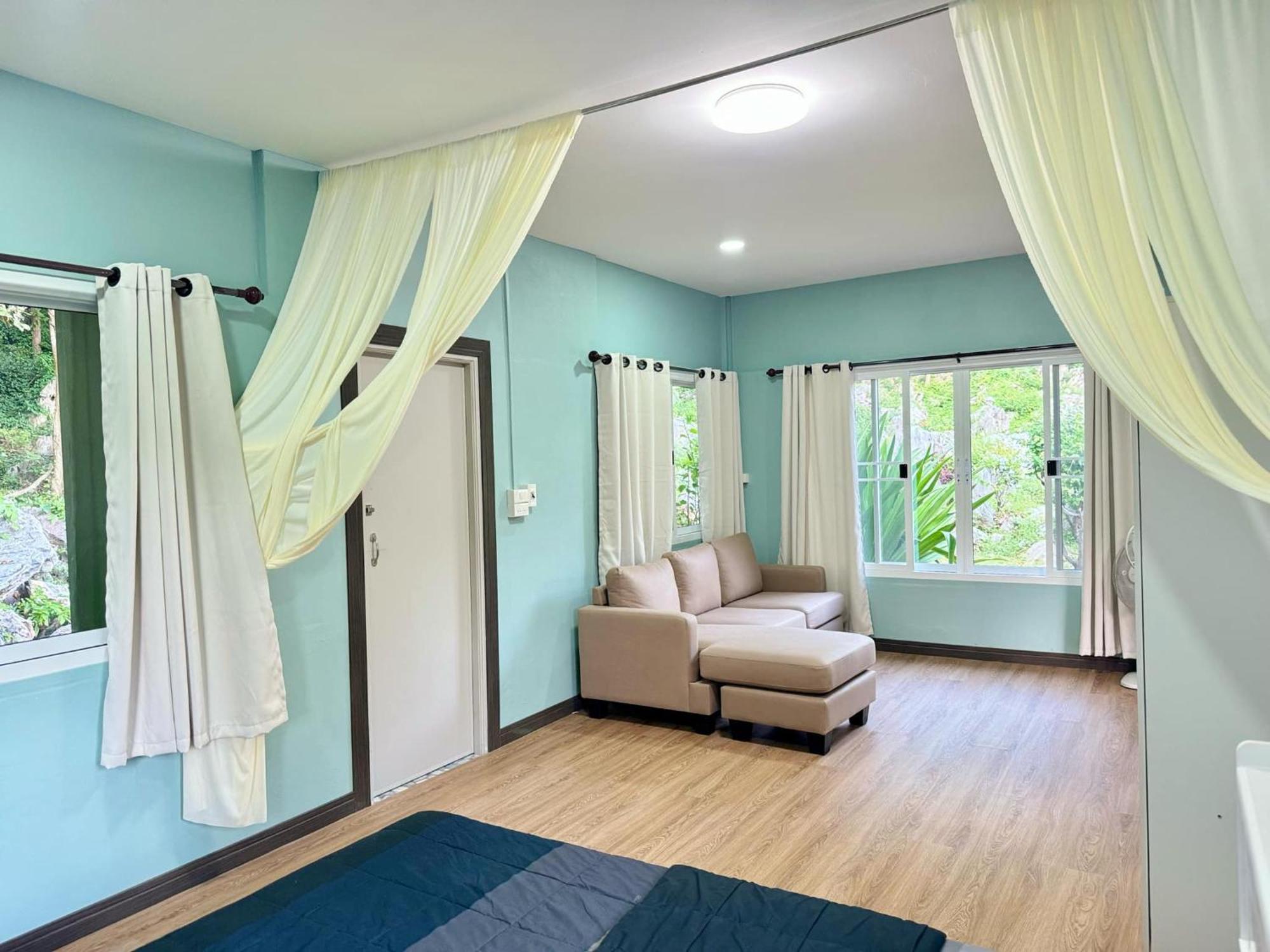 Hotel นพรัตน์การ์เด้นฮิลล์ à Uthai Thani Extérieur photo