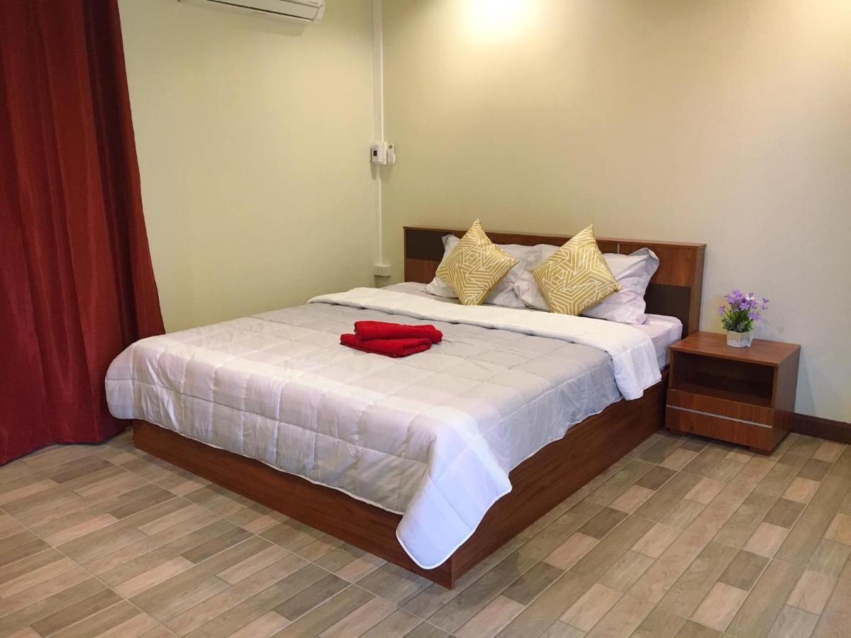 Hotel นพรัตน์การ์เด้นฮิลล์ à Uthai Thani Extérieur photo