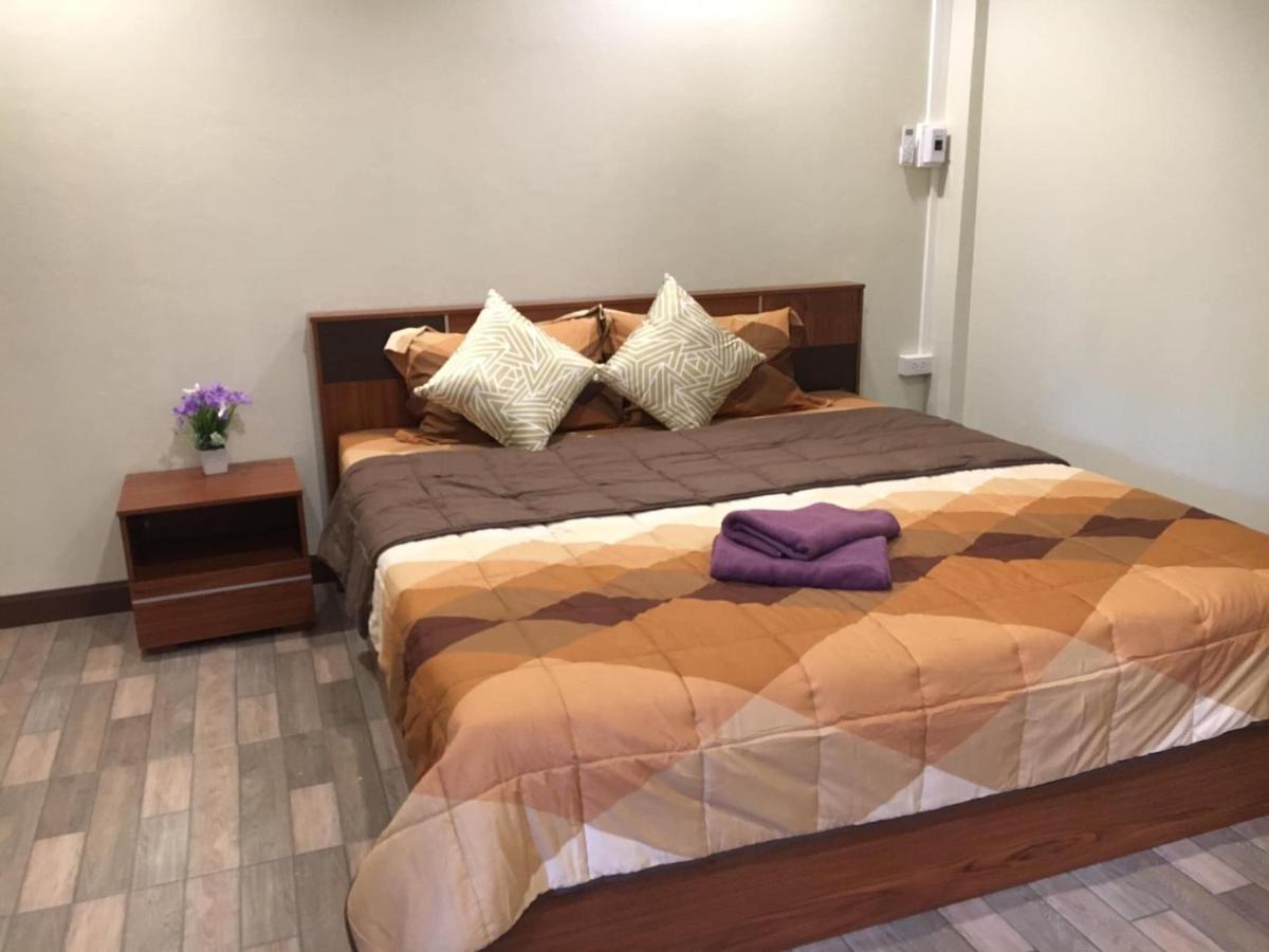 Hotel นพรัตน์การ์เด้นฮิลล์ à Uthai Thani Extérieur photo